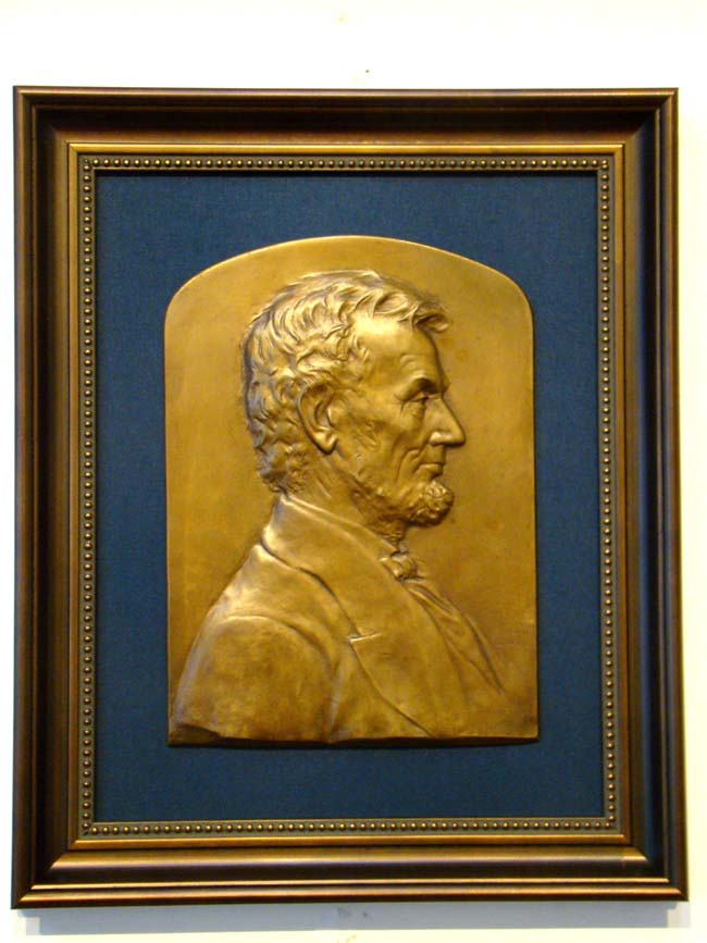 A beautiful vintage bronze plaque depicting Abraham Lincoln sculpted by Luini Costanzo circa 1920 — image 2